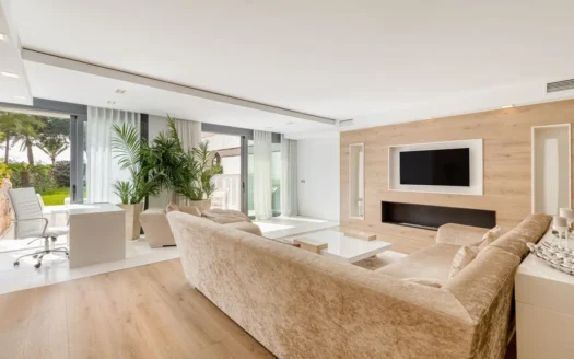 4 Room Apartment on Ground Floor in PUERTO BANÙS, Marbella, Costa del Sol, Spain