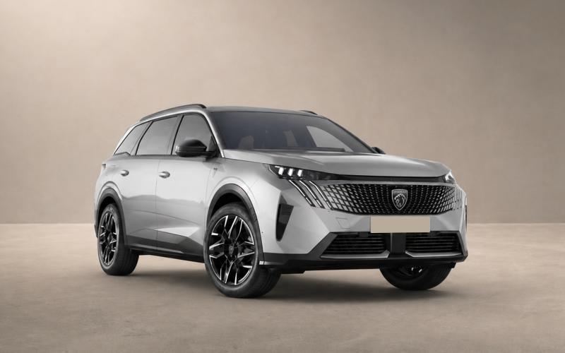Peugeot 5008 Front Side View
